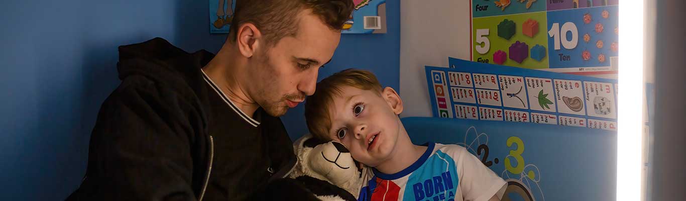 Un bambino con il suo papà